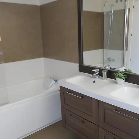 3 Bedroom Penthouse With Views *